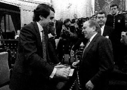 José María Aznar y Jordi Pujol conversando en el Senado durante el debate de las autonomías de 1997.