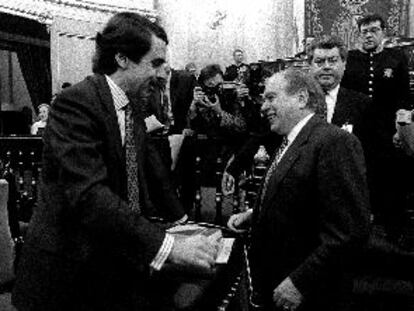 José María Aznar y Jordi Pujol conversando en el Senado durante el debate de las autonomías de 1997.