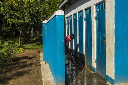 Harriet se entrega a la limpieza diaria de los vestuarios y las letrinas de su colegio. Hace dos años que se levantaron, con la ayuda financiera de Unicef, para terminar con la llamada ‘open defecation’ (defecación al aire libre), práctica extendida en países en vías de desarrollo -un 6% de la población de Uganda, según datos del Banco Mundial- que favorece la propagación de enfermedades y es uno de los motivos por el que las chicas se ausentan del colegio cuando llegan a la pubertad. Durante la menstruación, muchas no soportan la vergüenza de no tener un lugar para cambiarse ajeno a las miradas de sus compañeros.