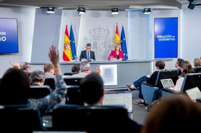 La ministra Portavoz, Pilar Alegría, y el ministro de la Presidencia, Justicia y Relaciones con las Cortes, Félix Bolaños, durante una rueda de prensa posterior al Consejo de Ministros en el Palacio de La Moncloa, a 13 de mayo de 2025, en Madrid (España).