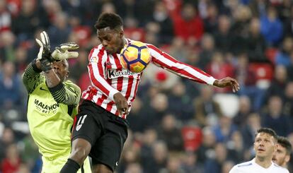 Williams pugna por un balón con Kameni.