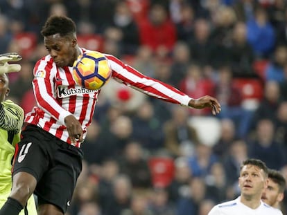 Williams pugna por un bal&oacute;n con Kameni.