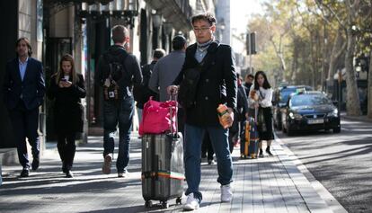 Un turista en La Rambla de Barcelona. 