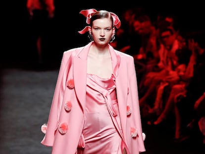 Lazos, corazones y mucho rosa en la colección de Juan Vidal que ganó el premio L’Oréal