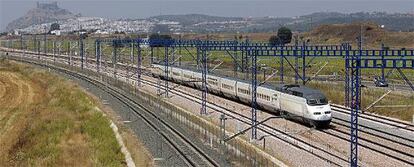 Instalaciones de la línea del AVE Córdoba-Málaga a su paso por la localidad de Almodovar del Río, en Córdoba.