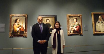 Mark Rogl&aacute;n del Museo Meadows y Anabel Morillo de Fundaci&oacute;n Focus Abengoa, en la muestra. 