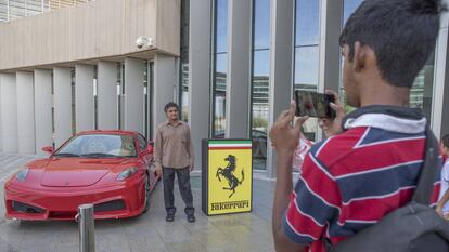 Un visitante posa ante el 'Fakerrari' que se expuso el pasado sábado durante la jornada de puertas abiertas de la UEIPO. 