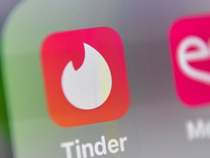 Imagen del logo de la aplicación de Tinder en una tableta.