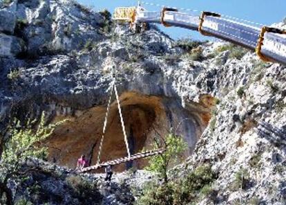 Instalación de la verja para proteger las pinturas rupestres de Penáguila.