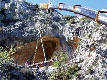 Instalación de la verja para proteger las pinturas rupestres de Penáguila.