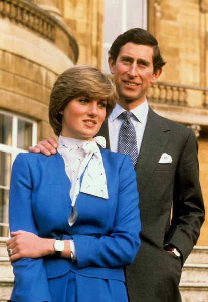 Foto de febrero de 1981 en el palacio de Buckingham, tras el anuncio de la boda de Carlos de Inglaterra con Diana Spencer.