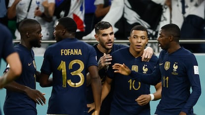 GR7006. DOHA (CATAR), 04/12/2022.- Jugadores de Francia celebran un gol hoy, en un partido de los octavos de final del Mundial de Fútbol Qatar 2022 entre Francia y Polonia en el estadio Al Zumama en Doha (Catar). EFE/José Méndez
