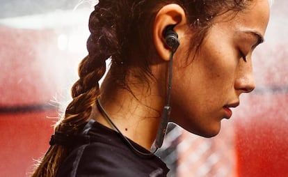 Auriculares con cables deportivos de la marca Creative Outlier ONE Plus.