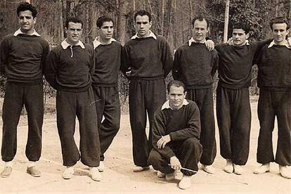 Jugadores de la selección (de izquierda a derecha): Silva, jugador sin identificar, Gainza, Zarra, César, Hernández y Basora, y, agachado, Igoa, en una concentración en El Escorial en 1950.