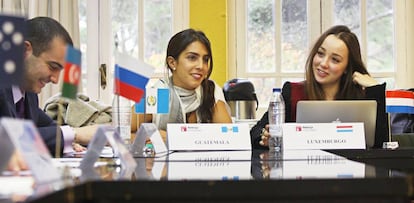Estudiantes de Relaciones Internacionales en la Universidad Nebrija.