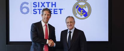 Alan Waxman, cofundador y CEO de Sixth Street, en una firma con Florentino Pérez el pasado mayo.