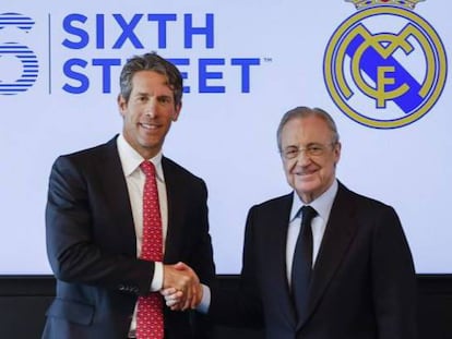 Alan Waxman, cofundador y CEO de Sixth Street, en una firma con Florentino Pérez el pasado mayo. 