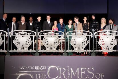 J.K. Rowling y el reparto casi completo de ‘Los crímenes de Grindelwald’ en la premiere mundial de París. Falta uno, Depp.