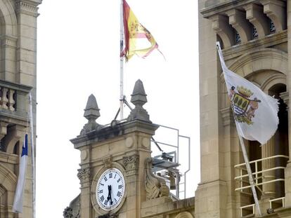 La bandera de Espa&ntilde;a en el Ayuntamiento de San Sebasti&aacute;n esta tarde.