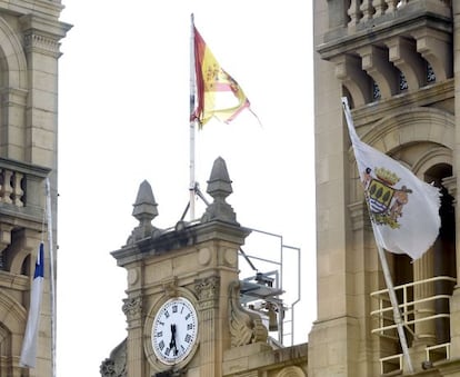 La bandera de España en el Ayuntamiento de San Sebastián esta tarde.