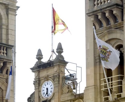 La bandera de Espa&ntilde;a en el Ayuntamiento de San Sebasti&aacute;n esta tarde.