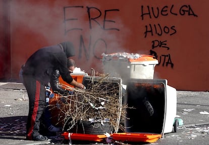 La alcaldesa de Madrid, Ana Botella, ha acusado a los sindicatos convocantes de la huelga de limpieza en la capital de quemar contenedores y coches y de ensuciar la ciudad en actos vandálicos que ha pedido que finalicen de inmediato. En la iamgen, un piquete quema un contenedor en Carabanchel.