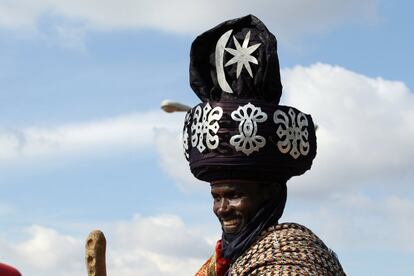 Um líder tribal sorri enquanto espera o início do festival Durbar em Zaria (Nigéria). 14 de setembro.