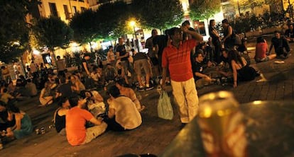 Noche de &#039;botell&oacute;n&#039; en una plaza de Madrid.