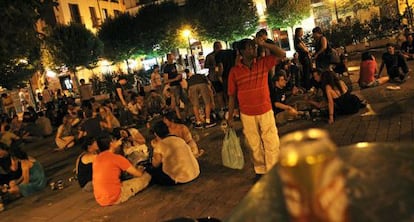 Noche de 'botellón' en una plaza de Madrid.