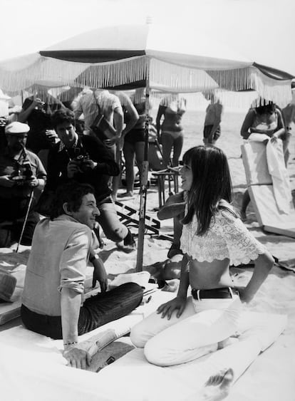 Sus apariciones en el festival de Cannes (esta, en el de 1969) eran muy esperadas porque siempre hacían gala de una actitud despreocupada y vitalista que reflejaban en su forma de vestir: Birkin fue una gran promotora del famoso ad lib ibicenco, con sus camisas de escote barco Bardot (llamada así en honor a la actriz francesa).