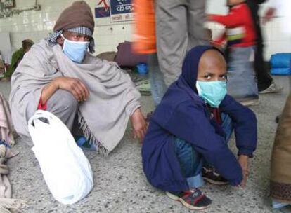 Ajay Kumar (izquierda), junto a un niño enfermo de leucemia en un hospital de Nueva Delhi.