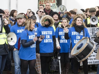 Protesta de funcionarios judiciales este martes a las puertas del Parlamento de Galicia.