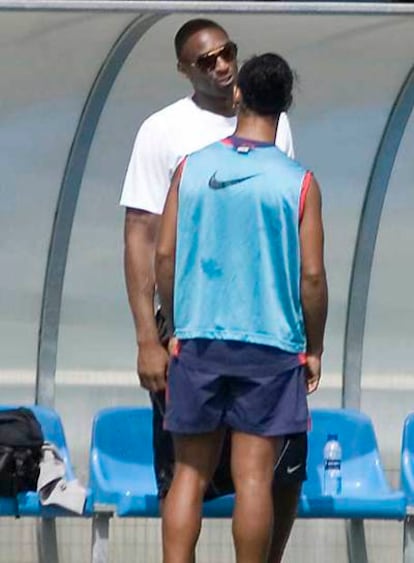Bryant charla con Ronaldinho en la banda del Miniestadi.