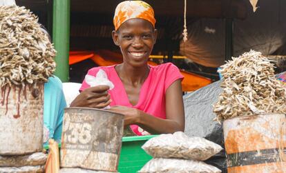 Casi todos los trabajadores de los mercados de África son mujeres. Ellas tienen menos posibilidades de encontrar empleos formales que los hombres, y por lo tanto, están más expuestas a contraer el coronavirus. El sector informal, que se caracteriza por la ausencia de protecciones sociales y beneficios escasos, emplea a millones de personas que los aparatos productivos africanos no son capaces de absorber.