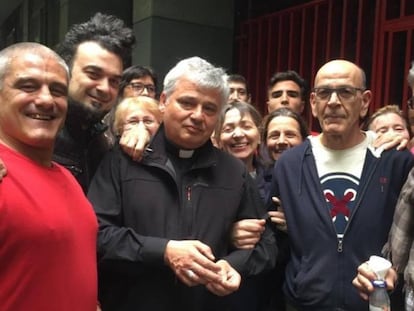 El cardenal Konrad Krajewski, junto a algunos de los vecinos del edificio ocupado al restituyó la luz el sábado.