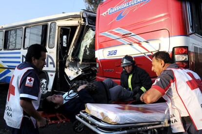 Carretera México Pachuca, kilometro 12.  Unas 20 personas resultaron lesionadas en el choque entre dos autobuses  de pasajeros, todos fueron atendidos por socorristas de la Cruz Roja.