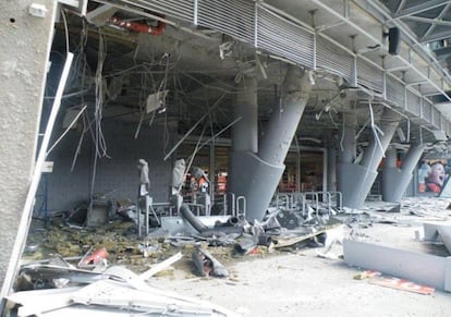 La fachada noroeste del Donbass Arena, dañada tras la doble explosión de la semana pasada.