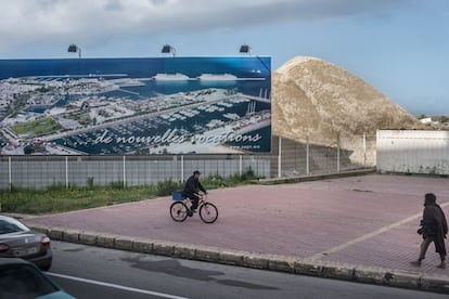 En torno al viejo puerto pesquero de Tánger, hay un completo planeamiento urbanistico de muelles deportivos, zonas hoteleras y de ocio para los turistas que esperan que se convierta esta ciudad en los proximos años.