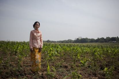 Hoon Honc Sring, de 45 años, estuvo enferma de TB multirresistente hasta 2014, cuando terminó de curarse completamente tras 20 meses de tratamiento. En su caso, tuvo el apoyo de su familia y pudo recuperarse en su casa, lo que la animó a continuar con el tratamiento. Aún se encuentra débil, pero poco a poco está comenzando a realizar su vida normal, y ha vuelto a hacer pequeños trabajos en la escuela donde era profesora antes de contraer la enfermedad.