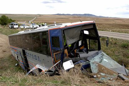 Estado en que ha quedado el autobús tras el accidente.