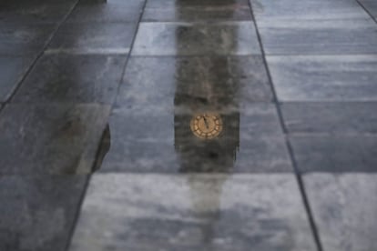 En la imagen, el Big Ben reflejado en el pavimento húmedo en Londres, Reino Unido.