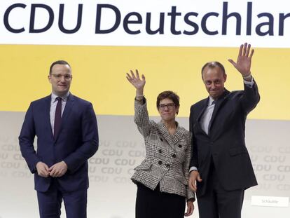 De izquierda derecha, el conservador Jens Spahn, ministro de salud, Annegret Kramp-Karrenbauer, presidenta de la CDU y ministra de Defensa Friedrich Merz, aspirante a la presidencia del partido y a candidato a la cancillería.