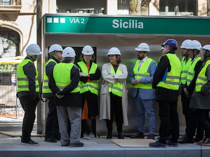 La alcaldesa de Barcelona, Ada Colau (con chaqueta clara), y el consejero de Territorio, Juli Fernàndez, a su izquierda, durante la presentación de la parada de la calle de Sicília del futuro tranvía por la Diagonal.