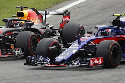 Los pilotos Pierre Gasly (derecha) y Daniel Ricciardo, en un momento de la carrera.
