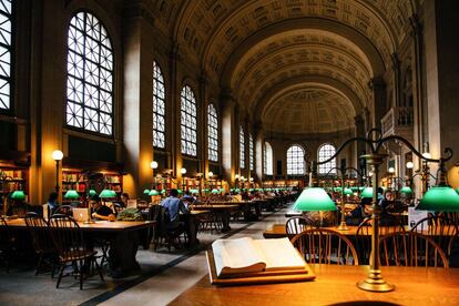 Sala de lectura de la biblioteca pública de Boston, Massachusetts (EE UU).