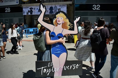 Un recorte a escala con la figura de Taylor Swift frente al Santiago Bernabéu.