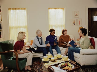 Un grupo de mujeres lee en un salón.