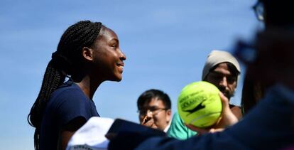 Cori Gauff firma autógrafos a los aficionados de Wimbledon.