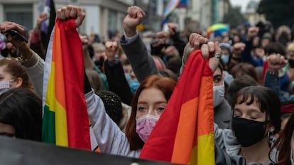 Varias chicas con banderas LGTBI durante la manifestación en contra de la ultraderecha y la LGTBIFOBIA en París (Francia), a 31 de enero de 2021.