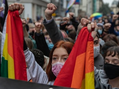 Varias chicas con banderas LGTBI durante la manifestación en contra de la ultraderecha y la LGTBIFOBIA en París (Francia), a 31 de enero de 2021.